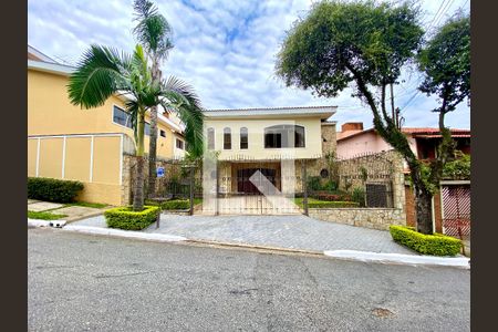 Casa à venda com 437m², 3 quartos e 4 vagas Casa à venda com 437m², 3 quartos e 4 vagasFachada
