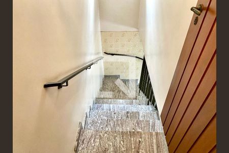 Casa à venda com 437m², 3 quartos e 4 vagas Casa à venda com 437m², 3 quartos e 4 vagasCozinha - Escada