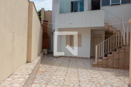 Casa à venda com 228m², 4 quartos e 5 vagas Casa à venda com 228m², 4 quartos e 5 vagasÁrea externa