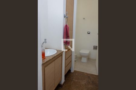 Casa à venda com 228m², 4 quartos e 5 vagas Casa à venda com 228m², 4 quartos e 5 vagasBanheiro 2