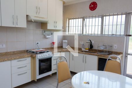 Casa à venda com 228m², 4 quartos e 5 vagas Casa à venda com 228m², 4 quartos e 5 vagasCozinha