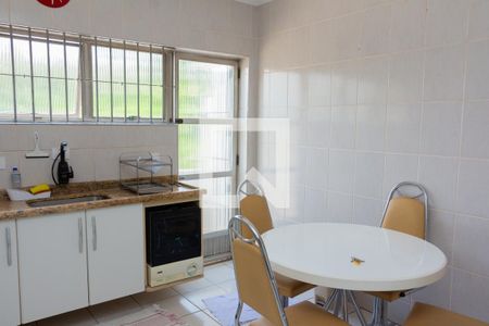 Casa à venda com 228m², 4 quartos e 5 vagas Casa à venda com 228m², 4 quartos e 5 vagasCozinha