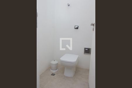 Casa à venda com 228m², 4 quartos e 5 vagas Casa à venda com 228m², 4 quartos e 5 vagasBanheiro 2