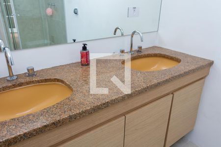 Casa à venda com 228m², 4 quartos e 5 vagas Casa à venda com 228m², 4 quartos e 5 vagasBanheiro