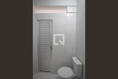 Banheiro de casa para alugar com 1 quarto, 50m² em Parque Guarani, São Paulo