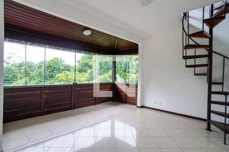Sala de casa de condomínio à venda com 4 quartos, 358m² em Piratininga, Niterói
