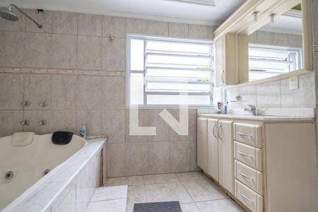 Banheiro da Suíte 1 de apartamento para alugar com 2 quartos, 200m² em Vila Jardim, Porto Alegre