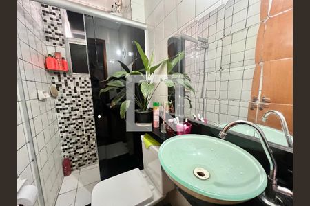 Banheiro de apartamento à venda com 2 quartos, 45m² em Tropical, Contagem