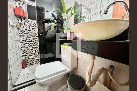 Banheiro de apartamento à venda com 2 quartos, 45m² em Tropical, Contagem