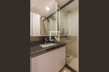 Banheiro de kitnet/studio para alugar com 1 quarto, 24m² em Auxiliadora, Porto Alegre
