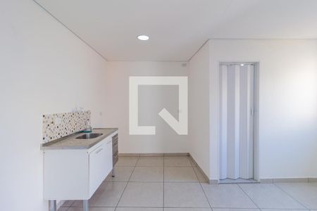 Cozinha e área de serviço de casa para alugar com 1 quarto, 27m² em Jardim Roberto, Osasco