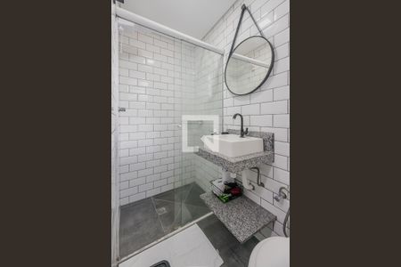 Banheiro de kitnet/studio para alugar com 1 quarto, 30m² em Jardim das Bandeiras, São Paulo