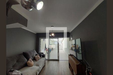 Casa à venda com 77m², 2 quartos e 2 vagasSala