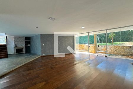 Sala de casa de condomínio para alugar com 4 quartos, 575m² em Alphaville Residencial Um, Barueri