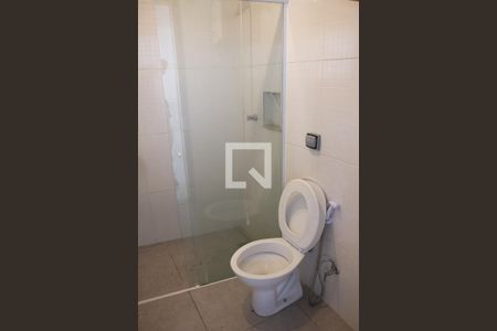 Banheiro de kitnet/studio para alugar com 1 quarto, 20m² em Caxingui, São Paulo