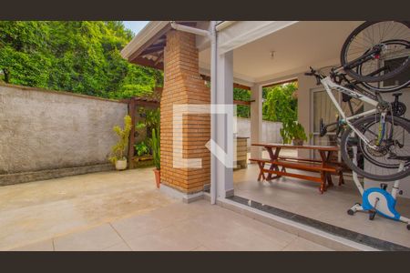 Casa à venda com 215m², 3 quartos e 3 vagas Casa à venda com 215m², 3 quartos e 3 vagasQuintal