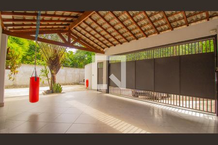 Casa à venda com 215m², 3 quartos e 3 vagas Casa à venda com 215m², 3 quartos e 3 vagasGaragem