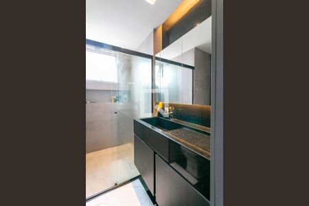 Banheiro de apartamento à venda com 1 quarto, 58m² em Savassi, Belo Horizonte