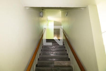 Apartamento à venda com 79m², 2 quartos e 1 vaga Apartamento à venda com 79m², 2 quartos e 1 vagaEscada