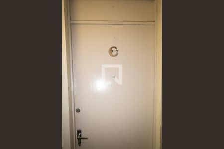 Apartamento à venda com 79m², 2 quartos e 1 vaga Apartamento à venda com 79m², 2 quartos e 1 vagaPorta de entrada do apartamento