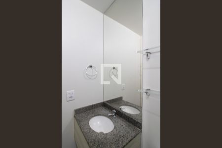Banheiro da Suíte de apartamento à venda com 3 quartos, 69m² em Humaitá, Porto Alegre