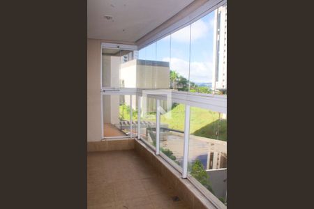 Varanda ampla com cortina de vidro de apartamento para alugar com 3 quartos, 86m² em Vila da Serra, Nova Lima