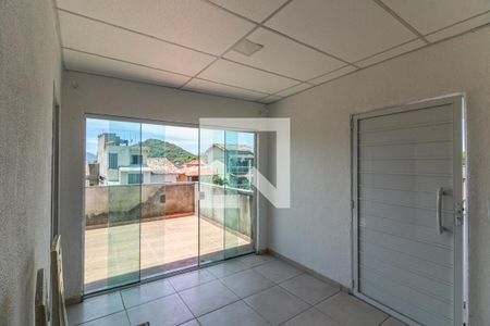 Sala de casa de condomínio à venda com 2 quartos, 96m² em Vargem Pequena, Rio de Janeiro