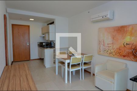 Sala/Cozinha de apartamento para alugar com 1 quarto, 49m² em Recreio dos Bandeirantes, Rio de Janeiro