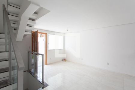 Sala de casa à venda com 3 quartos, 150m² em Copacabana, Belo Horizonte