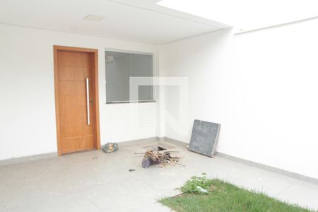 Garagem  de casa à venda com 3 quartos, 180m² em Copacabana, Belo Horizonte