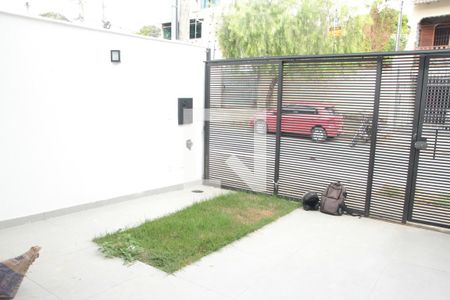 Garagem  de casa à venda com 3 quartos, 180m² em Copacabana, Belo Horizonte