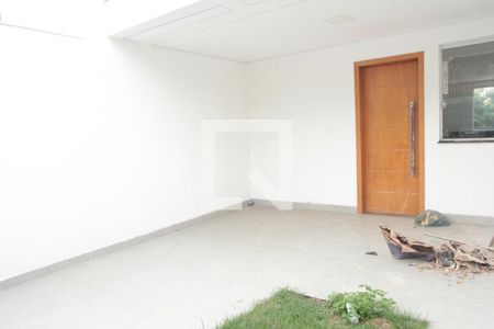 Garagem  de casa à venda com 3 quartos, 180m² em Copacabana, Belo Horizonte