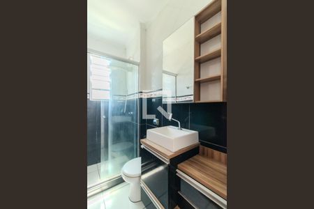 Banheiro de apartamento à venda com 1 quarto, 42m² em Cristal, Porto Alegre