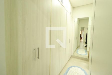 Closet da suíte 1 de casa de condomínio para alugar com 4 quartos, 225m² em Laranjeiras, Uberlândia