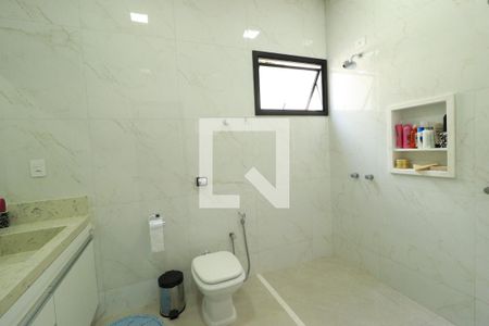 Banheiro da Suíte 1 de casa de condomínio para alugar com 4 quartos, 225m² em Laranjeiras, Uberlândia