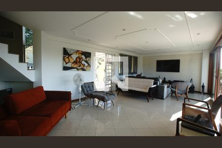 Sala de casa de condomínio para alugar com 7 quartos, 600m² em Jacarepaguá, Rio de Janeiro