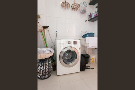 Casa de condomínio à venda com 320m², 5 quartos e 4 vagas Casa de condomínio à venda com 320m², 5 quartos e 4 vagasÁrea de Serviço