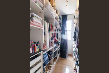 Casa de condomínio à venda com 320m², 5 quartos e 4 vagas Casa de condomínio à venda com 320m², 5 quartos e 4 vagasCloset da suíte