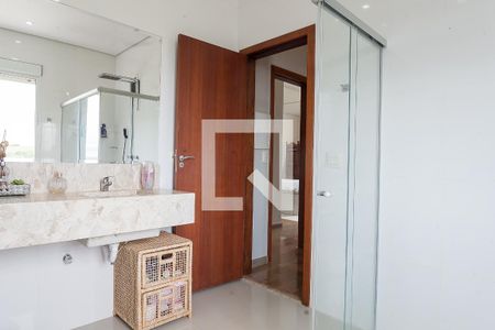 Casa de condomínio à venda com 320m², 5 quartos e 4 vagas Casa de condomínio à venda com 320m², 5 quartos e 4 vagasBanheiro da Suíte