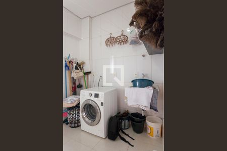 Casa de condomínio à venda com 320m², 5 quartos e 4 vagas Casa de condomínio à venda com 320m², 5 quartos e 4 vagasÁrea de Serviço