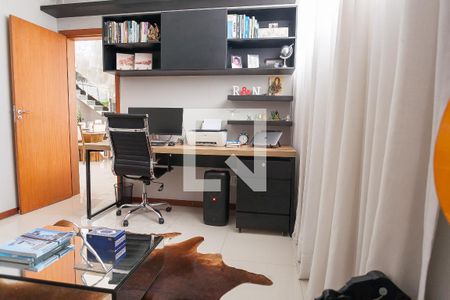 Casa de condomínio à venda com 320m², 5 quartos e 4 vagas Casa de condomínio à venda com 320m², 5 quartos e 4 vagasEscritório