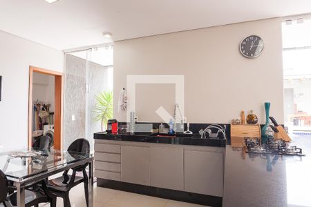 Casa de condomínio à venda com 320m², 5 quartos e 4 vagas Casa de condomínio à venda com 320m², 5 quartos e 4 vagasCozinha