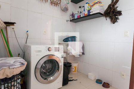 Casa de condomínio à venda com 320m², 5 quartos e 4 vagas Casa de condomínio à venda com 320m², 5 quartos e 4 vagasÁrea de Serviço