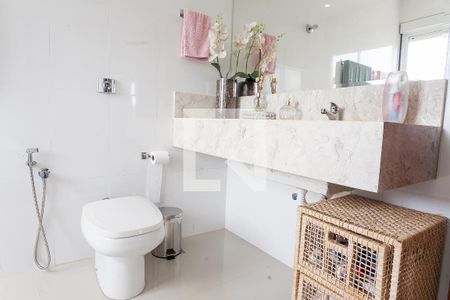 Casa de condomínio à venda com 320m², 5 quartos e 4 vagas Casa de condomínio à venda com 320m², 5 quartos e 4 vagasBanheiro da Suíte