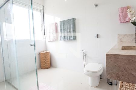 Casa de condomínio à venda com 320m², 5 quartos e 4 vagas Casa de condomínio à venda com 320m², 5 quartos e 4 vagasBanheiro da Suíte