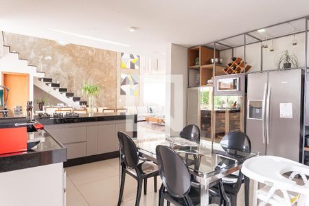 Casa de condomínio à venda com 320m², 5 quartos e 4 vagas Casa de condomínio à venda com 320m², 5 quartos e 4 vagasCozinha