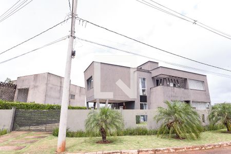 Casa de condomínio à venda com 320m², 5 quartos e 4 vagas Casa de condomínio à venda com 320m², 5 quartos e 4 vagasfachada