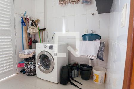 Casa de condomínio à venda com 320m², 5 quartos e 4 vagas Casa de condomínio à venda com 320m², 5 quartos e 4 vagasÁrea de Serviço