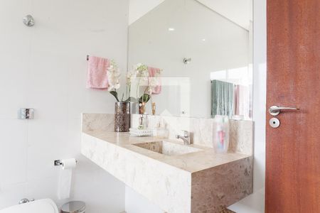 Casa de condomínio à venda com 320m², 5 quartos e 4 vagas Casa de condomínio à venda com 320m², 5 quartos e 4 vagasBanheiro da Suíte