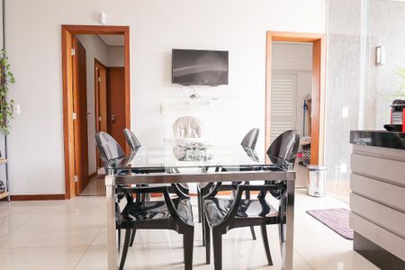 Casa de condomínio à venda com 320m², 5 quartos e 4 vagas Casa de condomínio à venda com 320m², 5 quartos e 4 vagasCozinha